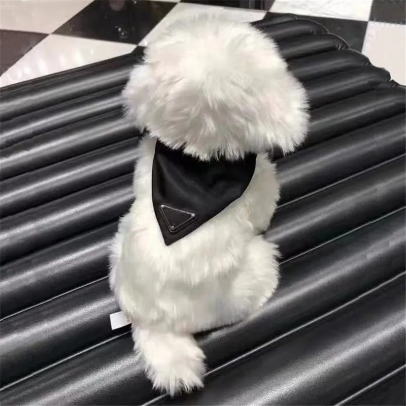 Triangolo nero Lettera Abbigliamento per cani Asciugamano saliva Forniture per animali di lusso Moda Bandane per interni all'aperto Vestiti per cuccioli