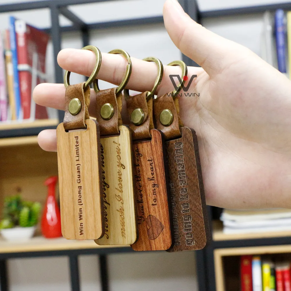 Högkvalitativ Trä Keychain Metal Leather Luxury Keychains Straps Key Dekoration Hängande Souvenir Blank Wood Keyring