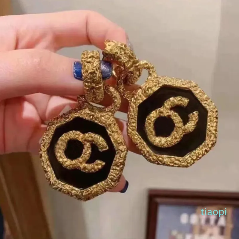 Pendientes de diseñador Stud Diseñadores Marca 18K Chapado en oro Geometría Letras Moda Mujer Temperamento Pendiente Banquete de boda Joyería Clásico