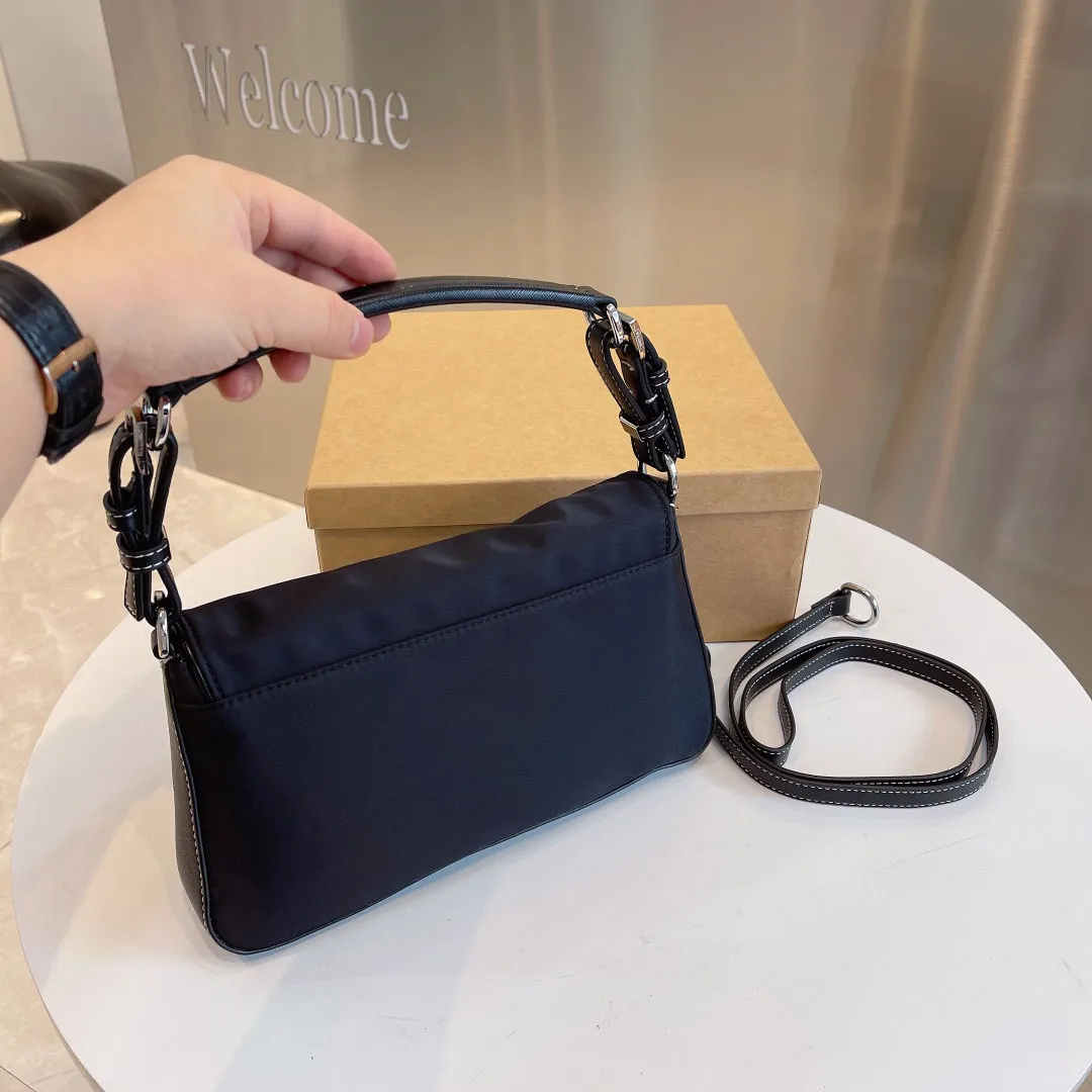 2021 women`s new one shoulder / portable bag fashion European and American leisure shopping appointment preferred size 27cm*4cm*15cm