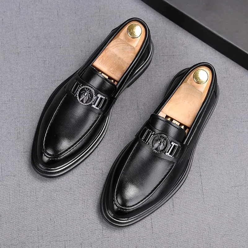 Sapatos de vestido 2021 homens apontados de metal distintivo preto deslizamento em apartamento formal oxfords casamento casamento concurso sapato social masculino
