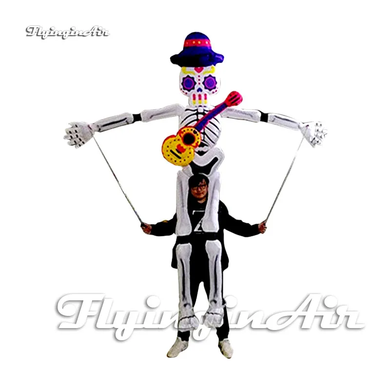 Konzert-Bühnenaufführung, gehendes aufblasbares Skelett-Geisterkostüm mit Gitarre, 3,5 m aufblasbarer Totenkopf-Puppenanzug für Halloween-Parade und Musikfestival