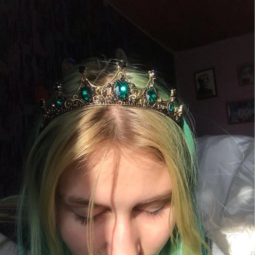 Vintage Barock Green Crystal Små Tiaras de Noiva Smycken Retro Bridal Crown Headpiece Bröllop Hårtillbehör för kvinnor