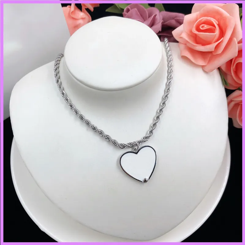 Högkvalitativ Hängsmycke Halsband Desigenr Kvinnor Halsband Fashion Heart Chain Designers Smycken Brev Lady Gåvor Street Fashion D222151F