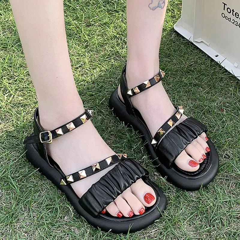 Sandales femmes été 2021 à la mode Rivet Design plis couleur unie talon plat confortable noir sable plage loisirs femme chaussures