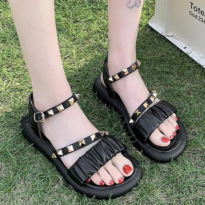 Sandali Donna Estate 2021 Design alla moda con rivetti Pieghe Tacco piatto tinta unita Comode scarpe da donna per il tempo libero sulla spiaggia di sabbia nera