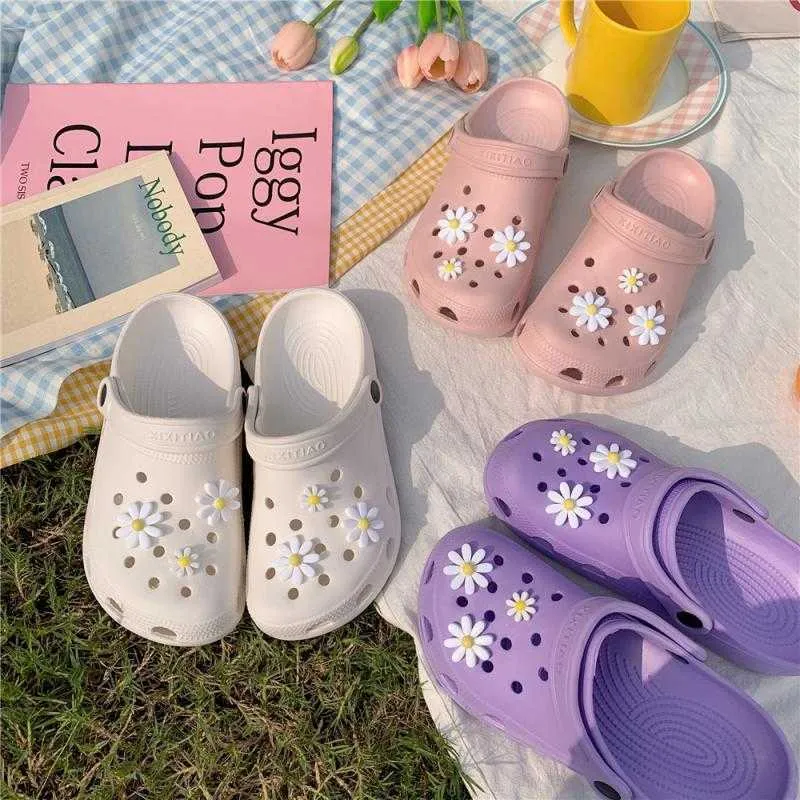 Women Beach Slippers Girl Hole Crocse Sandals Outdoor Leisure Flat Clogs Woman Cute Garden Flip Flops Ladies DIY Croc Slides Y0714