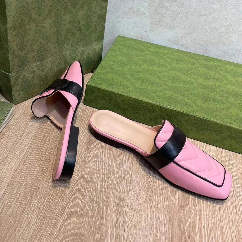 2022 Pantoufles de luxe de luxe femmes talons plats chaussures de sport sandales en cuir chaussure décontractée chaussure de sport Princeton boucle en métal Wrap Head pantoufle