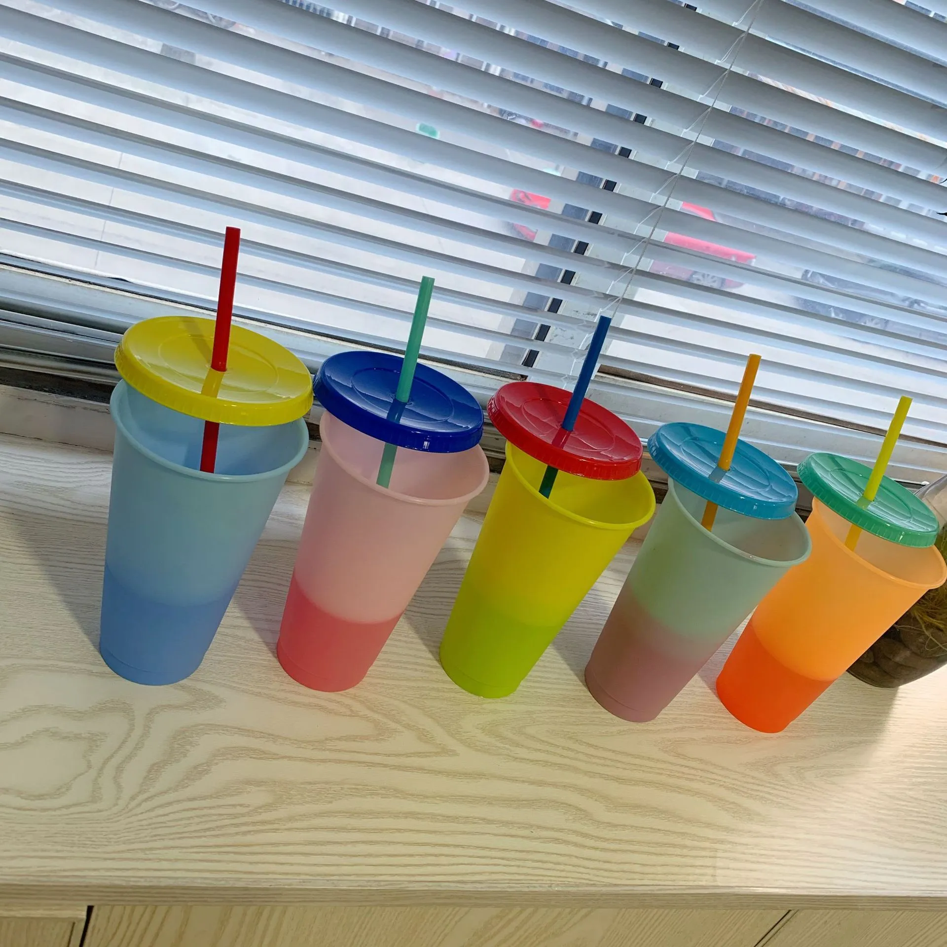 50pcs Creative 24oz Temperature Color changing Magics mug Reusable Magic Coffee cup Plastic Drinking Tumblers with Lid and Straw 700ml Mugs EWA4