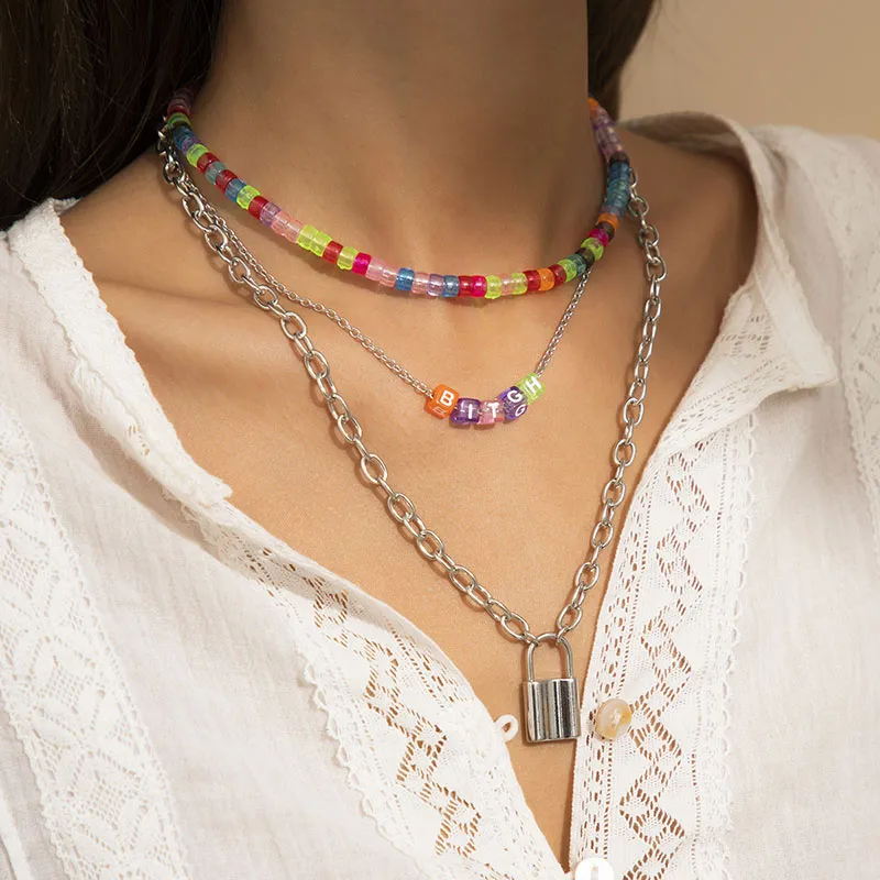 Collana con ciondolo a forma di lettera con perline trasparenti colorate multistrato della Boemia per gioielli con collane a catena con chiusura geometrica alla moda da donna