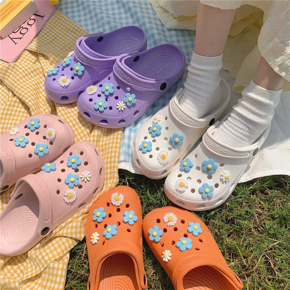 Womans Beach Slipper Cute Cartoon Flower Deco for Hole Shoes Antislip Thicken Sole Outdoor Leisure Flat Garden DIY Croc Slippers Y0714