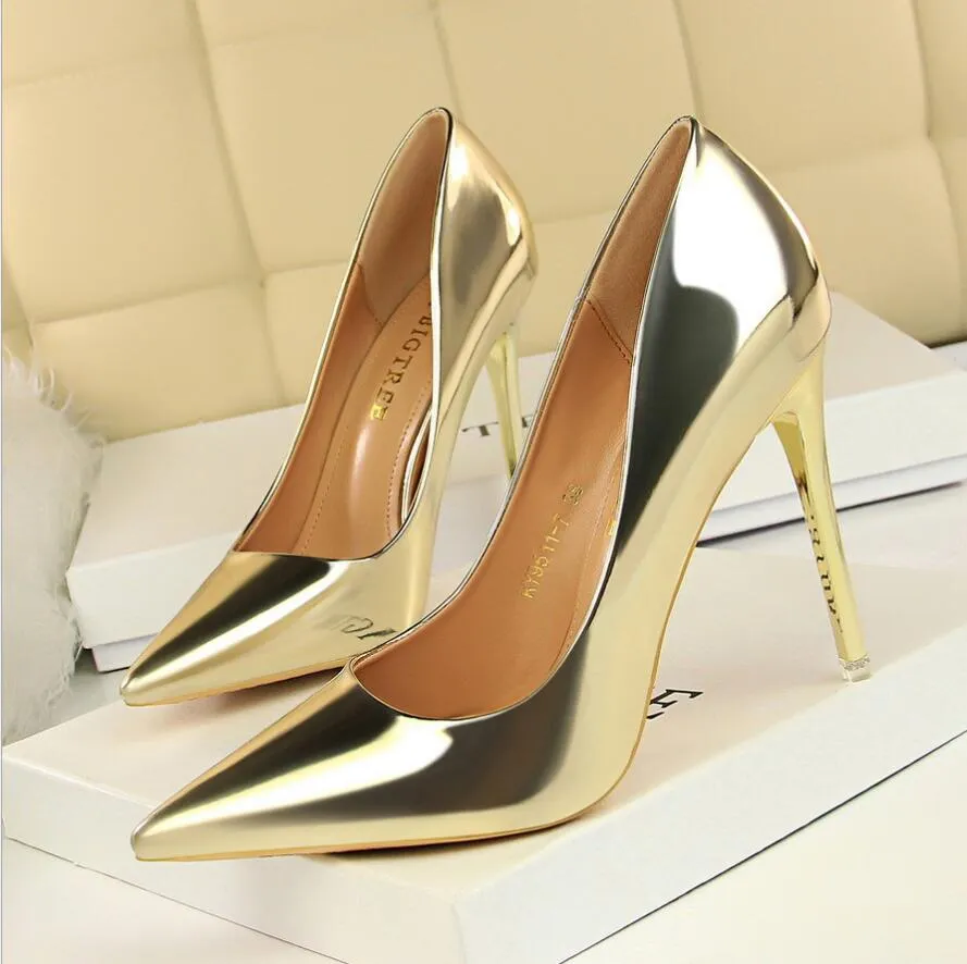 2021 High Heels Dress Shoes Sandal for Woman ، مضخات صلصة من الجلد الأصلي مع D Baroque G Sandals الكعب المنحوت 8926