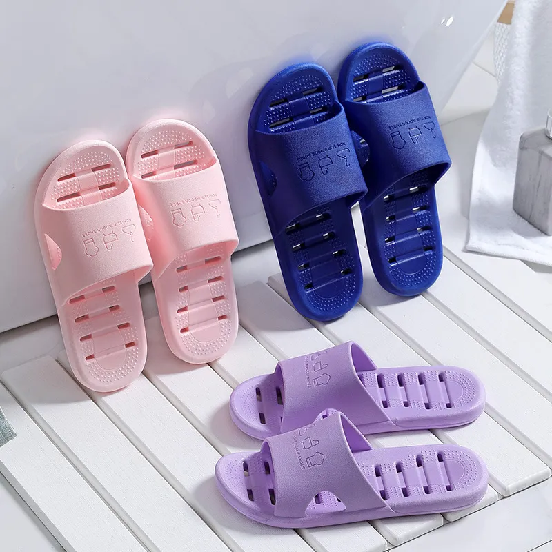 Sandales 2021 Nouveaux pantoufles de la salle de bain de la salle de bain Femme Douche Maison Couple Pantoufles PVC Pantoufles Soft Bas