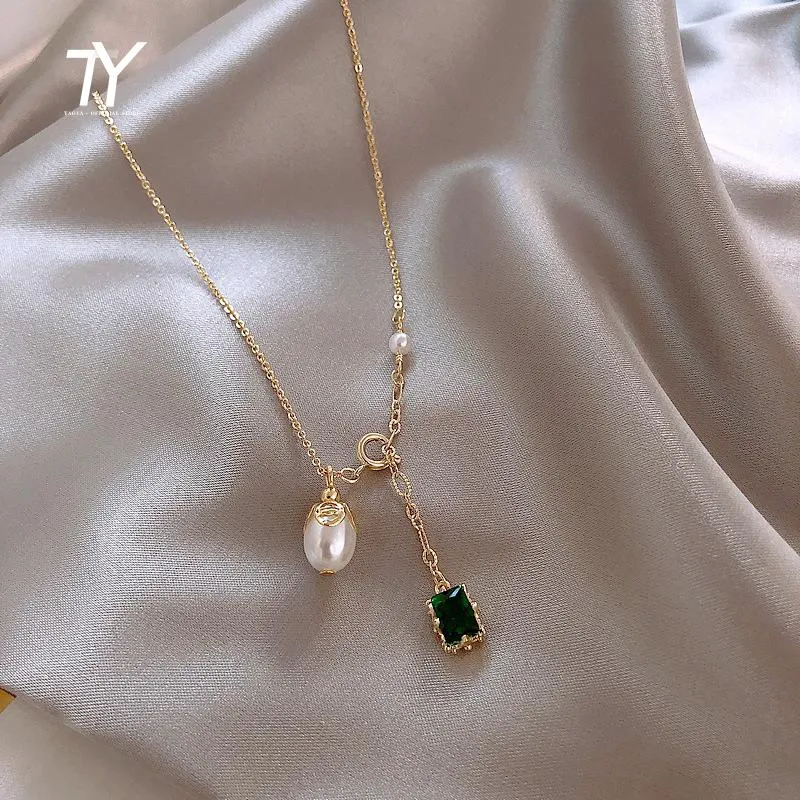 Chokers 2021 Elegant Barock Pearl Pendant Guld Kort halsband för kvinna Fashion Green Crystal Jewelry Sexig Girl's Clavicle Chain