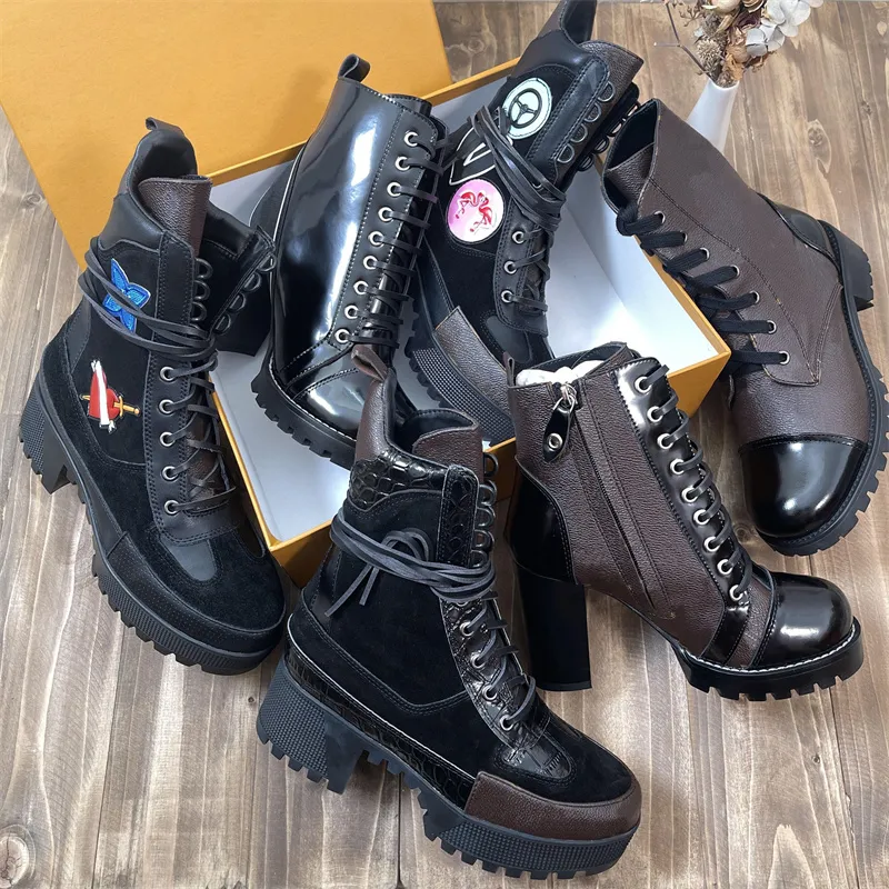 2023 مصممة الحائز على جائزة Women Boots Brand Flamingos Love Arrow Medal Martin Boot Winter Geneine Leather Coarse High Cheel Shoes Desert Chunky Heeled Box