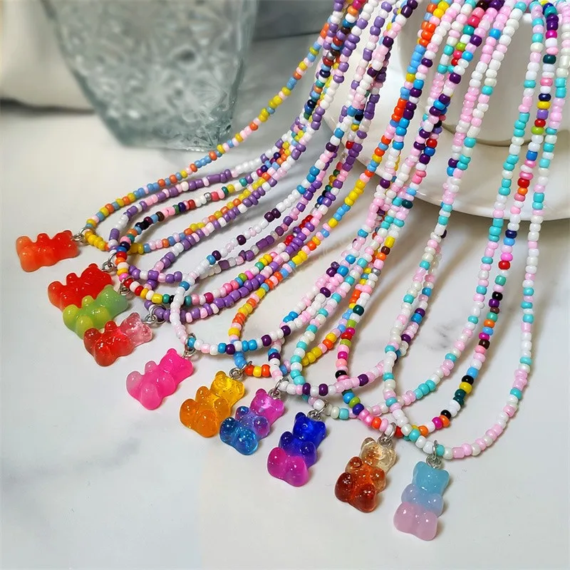 Collana di perline rotonde colorate bohémien per donne Collana con pendente a forma di orso in resina arcobaleno sfumato carino Regali per ragazze di gioielli di moda