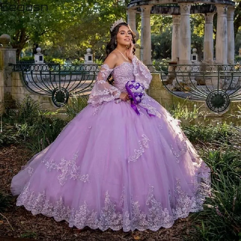 Wunderschöne lavendelfarbene Designer-Ballkleid-Quinceanera-Kleider mit Puffärmeln, herzförmigem Spitzenapplikationen, Sweep-Zug und Sweet-16-Abschlussballkleid. Quincenera-Kleider