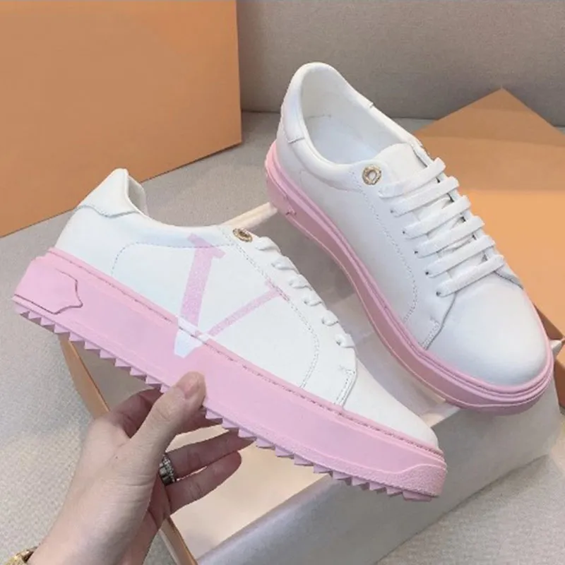 2022 Ny lyxig design präglad spets läder drottning emcee vita sneakers skor casual sneakers kvinnor skor mkpk00019