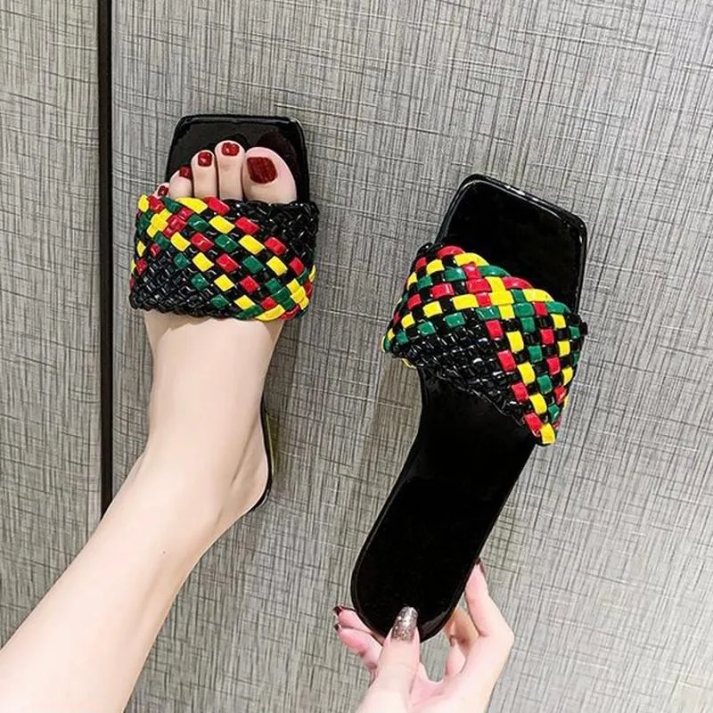Tofflor kvinnor platta skor 2021 glider kvinna sandalias flip flops mode färgglada zapatillas de mujer