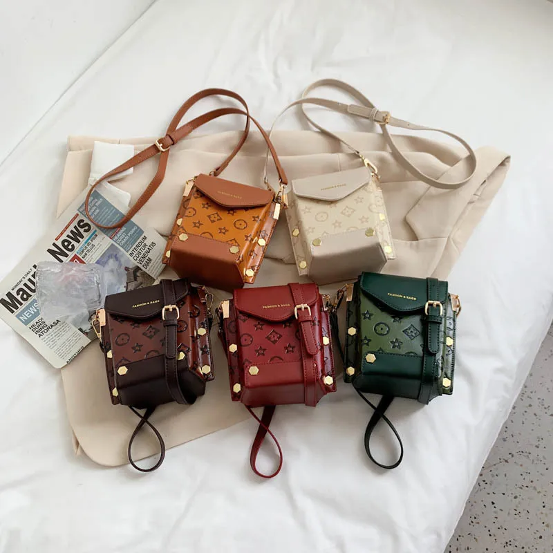 Bolsos de hombro Totes Totes Bolsas de remaches para mujeres 2021 Bolsos cuadrados para mujer Diseñador Hombro Messenger Bag Caja Forma Paquete Señoras Monedero de mano