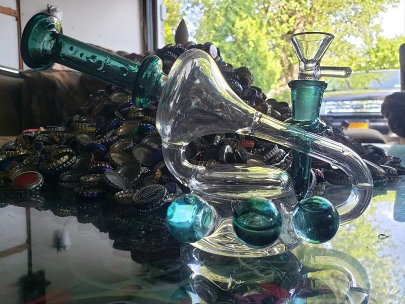 Bangs d'eau en verre de 5,5 pouces de hauteur fumant des narguilés violet vert foncé recycleur dab rigs corne trompette forme barboteur avec bol