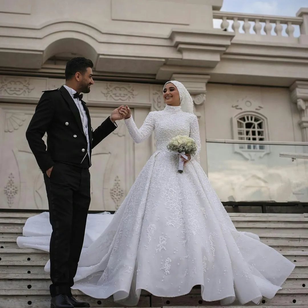 Une ligne robe de mariée musulmane dentelle perlée rétro robes de mariée avec hijab chapelle train vestido de novia