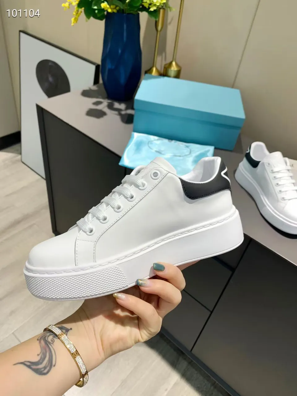 Leather Sneaker White Black Luxurys Shoe Triangle Decorated
