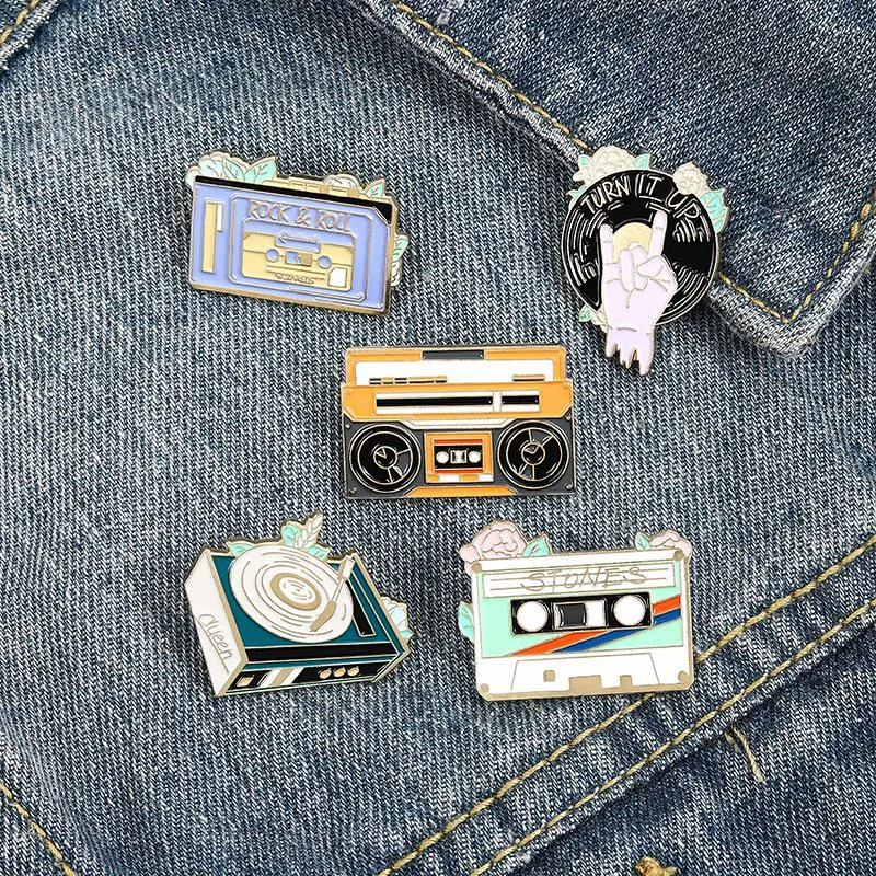 Broches, Broches Rock Geste Musique Bande Radio Épingles En Émail À La Mode Insignes De Mode Dessin Animé Cadeaux Pour Amis Bijoux En Gros