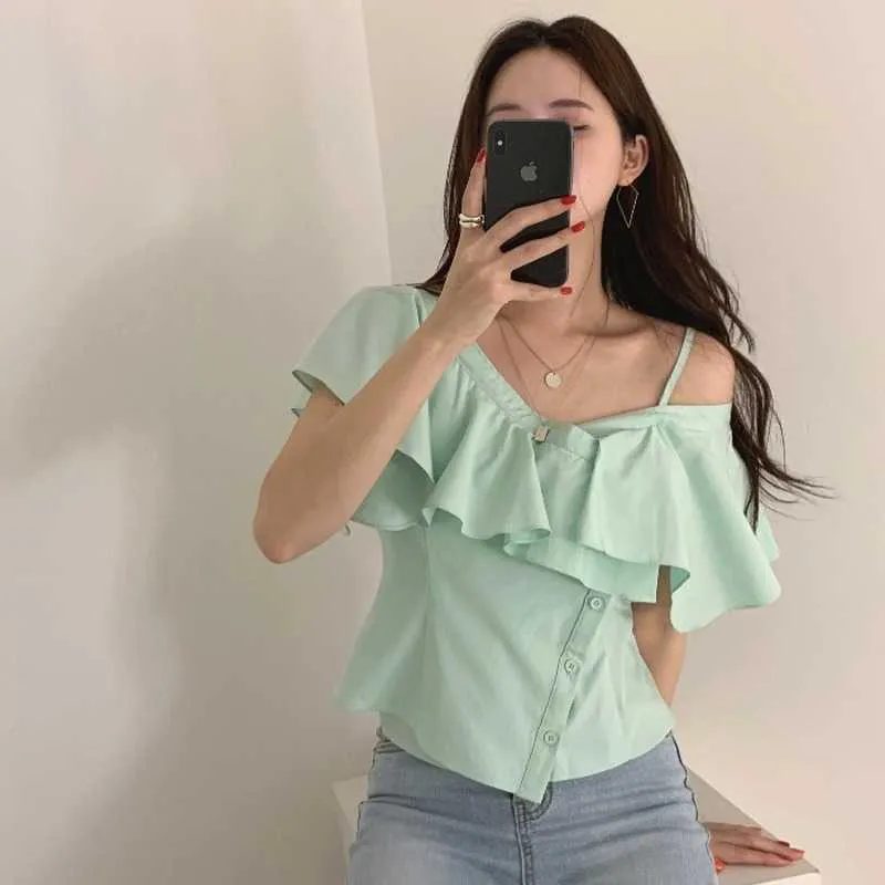 Sexy chique Koreaanse zomer off shoulder skew kraag blouse vrouwen gegolfd onregelmatige bijgesneden shirt tops blusas mujer verse zoete 210610