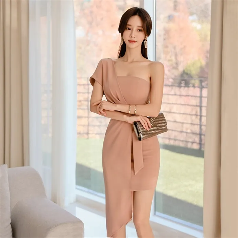 Sommerstil koreanische Mode Temperament elegante dünne Unregelmäßigkeit enges Kleid wischen Sie die Brust Büro Party für Frauen Kleider 210602