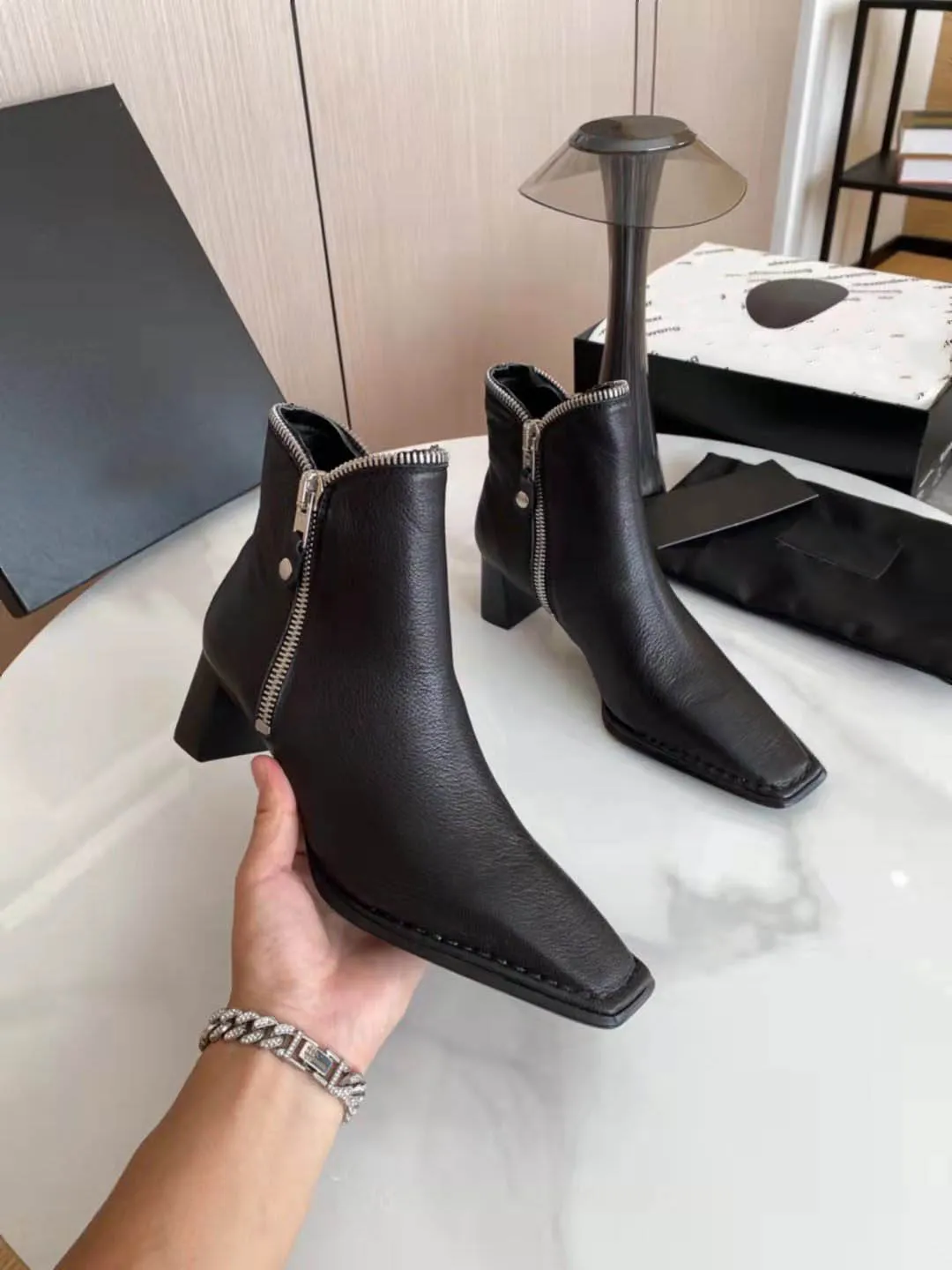 Mode Luxury Square Toe Kvinnor Korta Stövlar Höst och Vinter Designer Metal Zipper Importerad Get Läder Ankel Stövlar Svart Wild Martin Boots 35-40 Storlek