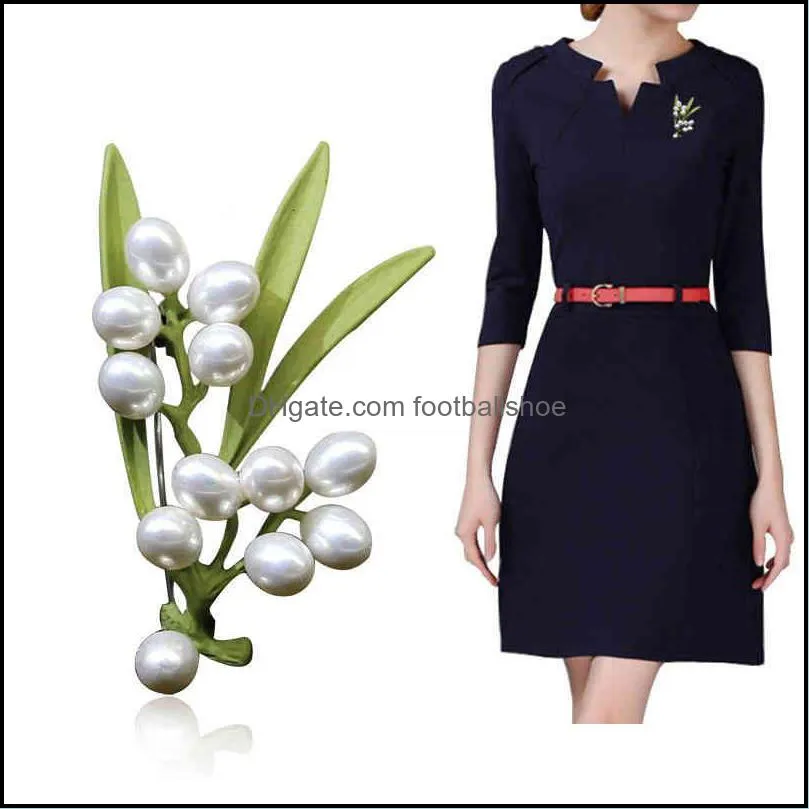 Factory Outlet Brooch Korean new fashion pearl flower brooch female alloy green plant clothing pin silk scarf thread dua