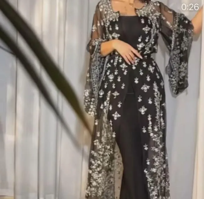 Robe de soirée Yousef aljasmi Zuhair murad Dentelle noire Manches longues Cape Kim kardashian Kylie jenner