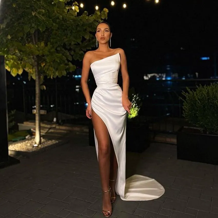 2021 Sexy Strapless White Prom Dresses met High Split Side Simple Satijnen Avondjurken Goedkope Speciale Gelegenheid Cocktail Party Formele Jurk