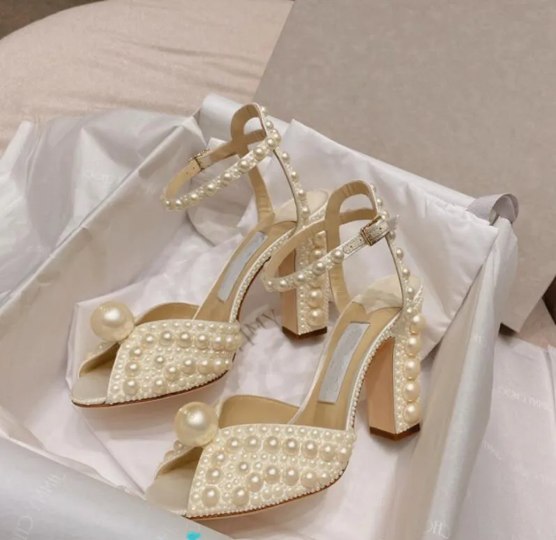 Designer Perfeito Mulheres Sacora Sandálias Sapatos Elegant Branco Pérolas Strap Lady High Saltos Party Noiva Noiva Bombas Gladiador Sandalias EU35-43