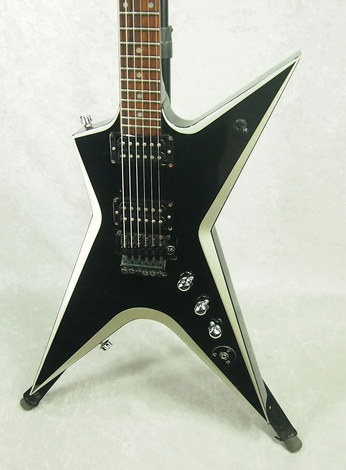 Dim 333 Stealth Dimbag Darrell Noir Métallisé Argent Guitare Électrique Floyd Rose Tremolo Bridge, BlackHardware, Grover Tuners