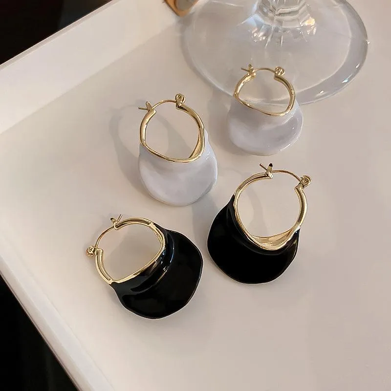 Hoop Huggie SRCOI Niedliche kleine weiße schwarze Emaille-Korb-Ohrringe Retro-unregelmäßige geometrische einfache Charme-Frauen-Partei-Schmucksachen