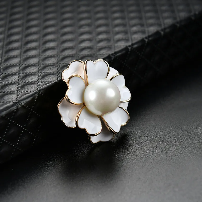 Svart Vit Enamel Brosches Pearl Flower Brosch Pins Business Soats Tops Badge för kvinnor Mäns Mode Smycken Will och Sandy