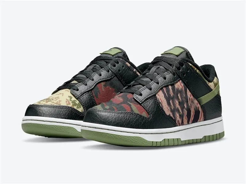 Men Women SB Dunk Low SE Crazy Camo Shoes Le Site De La SNKRS