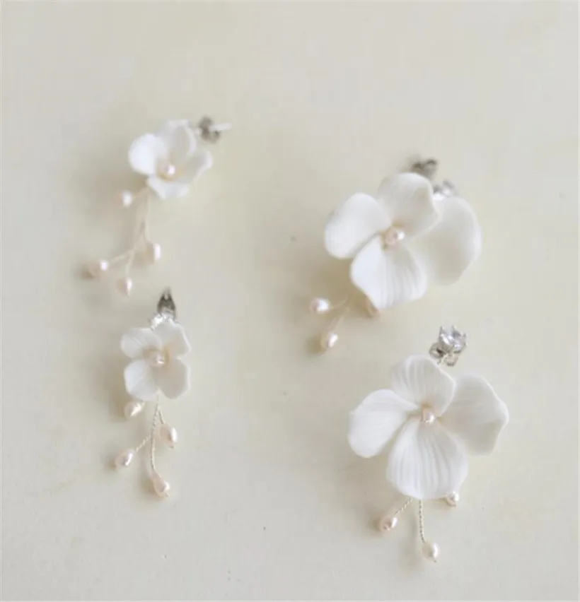 Orecchini a forma di fiore in ceramica bianca Set di gioielli da sposa per matrimonio Perle d'acqua dolce Fiori Orecchini floreali Fascino alla moda che cade a goccia lunga Orecchini pendenti per l'orecchio