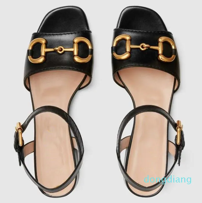 Luxe leren damessandaal Open tenen Outdoor Designer Dame Enkelbandje Gesp Lage hak Sandalen met rubberen zool