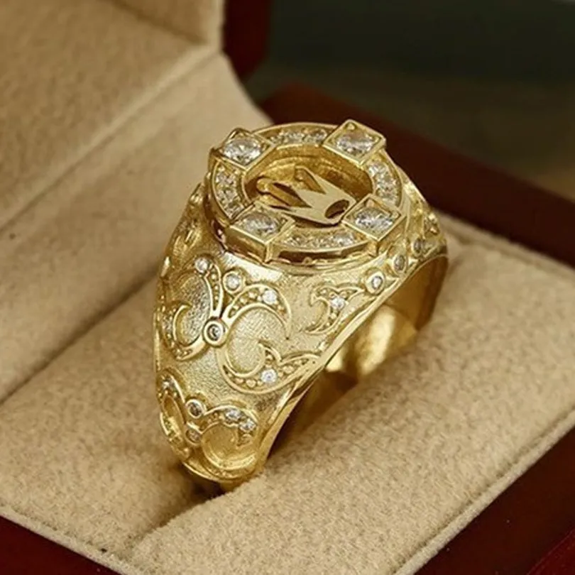 Golden Carved Crown Ring With Side Stones För Män Smycken Bröllop Promise Ladies Kvinnliga Kvinnor Vintage Par Ringar Femme