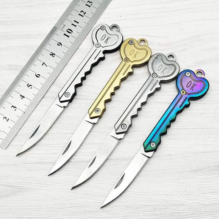 Key Shape Mini Folding Kniv Tillbehör Party Outdoor Saber Multifunktionell Fick Fruit Self Defense Knives Keychain Yfa2828