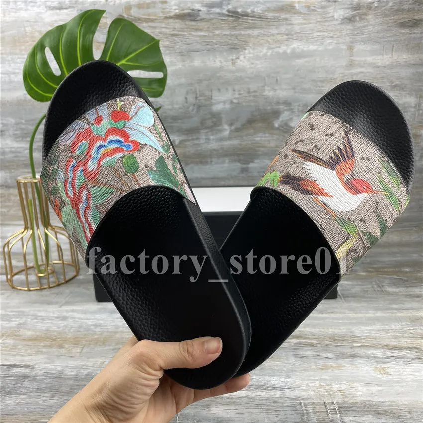 Top Quality Mens Womens Summer Sandals Beach Slide Home Slippers Ladies Flat Sliders Trendy Shoes Print Leather Rubber Flowers Bee Arrow Strawberry