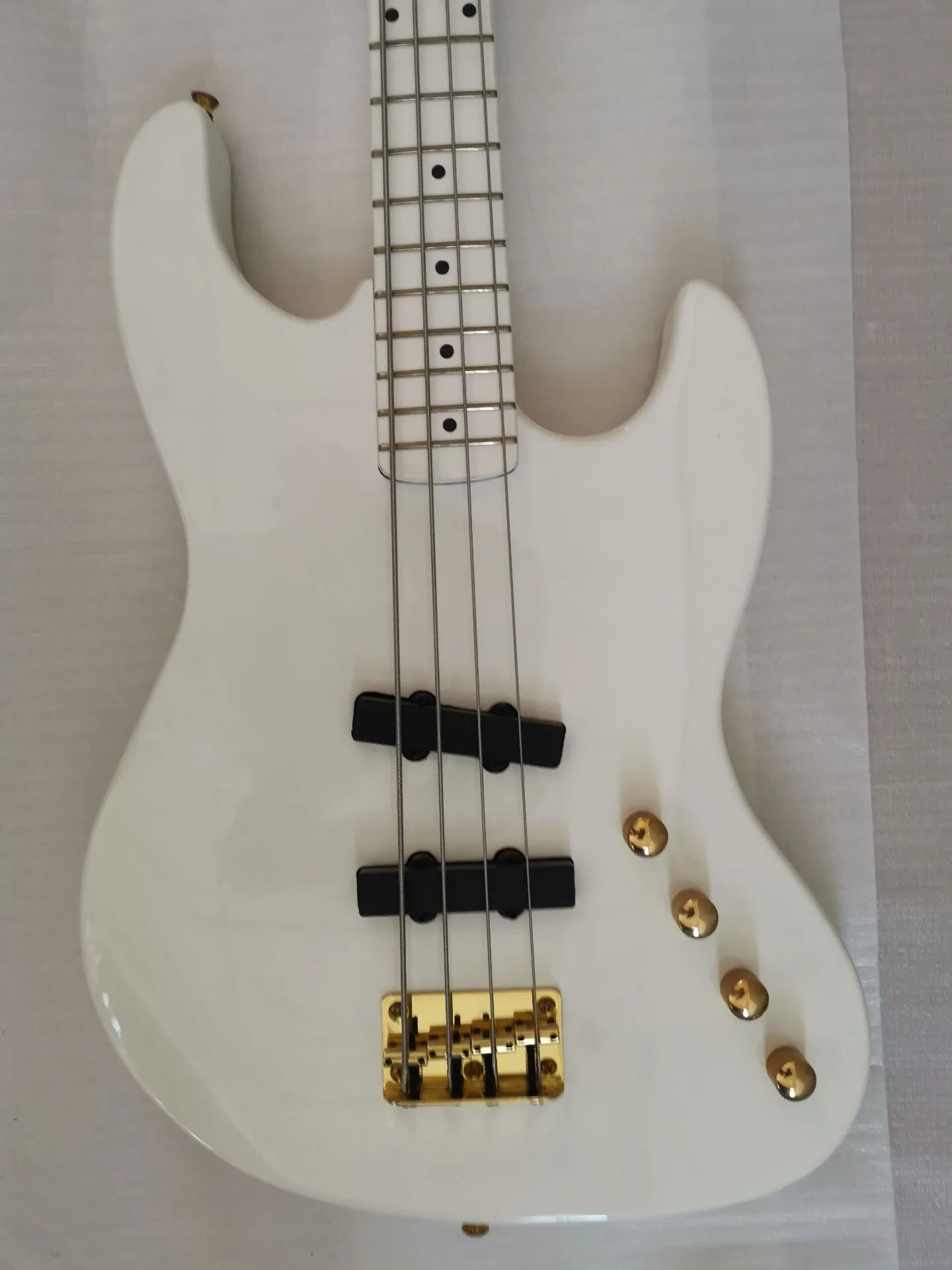 Super sällsynta 4 strängar Moon Larry Graham All Vit Elektrisk Bass Gitarr Ask Body, Maple Neck, Gold Hardware