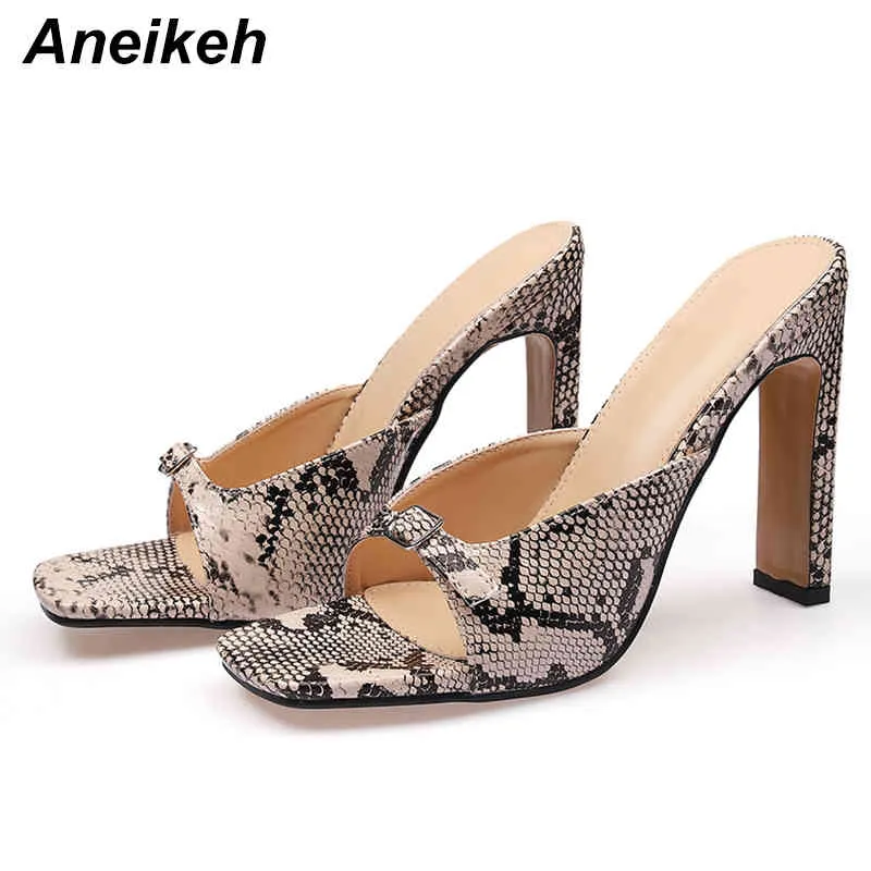 Sandały damskie Moda zwięzłe płytkie klamry Python Wzór Buty Square PU High Heel Mieszane Kolory Punk Slippers 210507