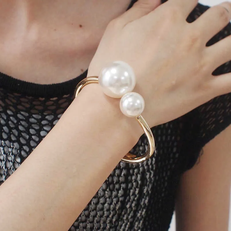 Ukmoc Romantic Alloy Imitation Pearls Bracelets Fashion Accessories Dress Metal Cuff Bangles for Women Charm Jewelry Q0719