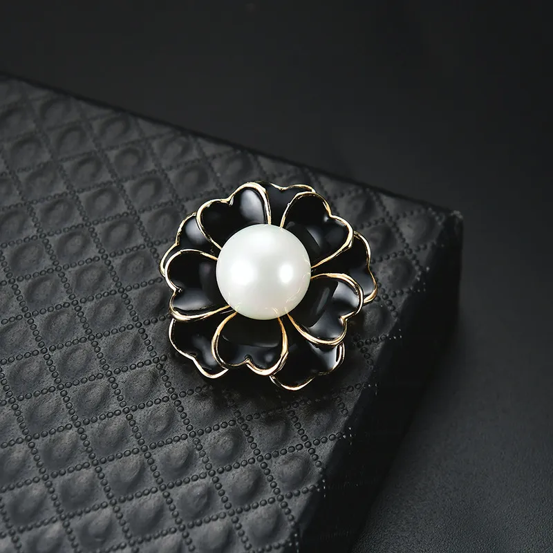Pearl Flower Brosch Pins Black White Enamel Brosches Business Chook Tops Badge för Kvinnor Mäns Mode Smycken