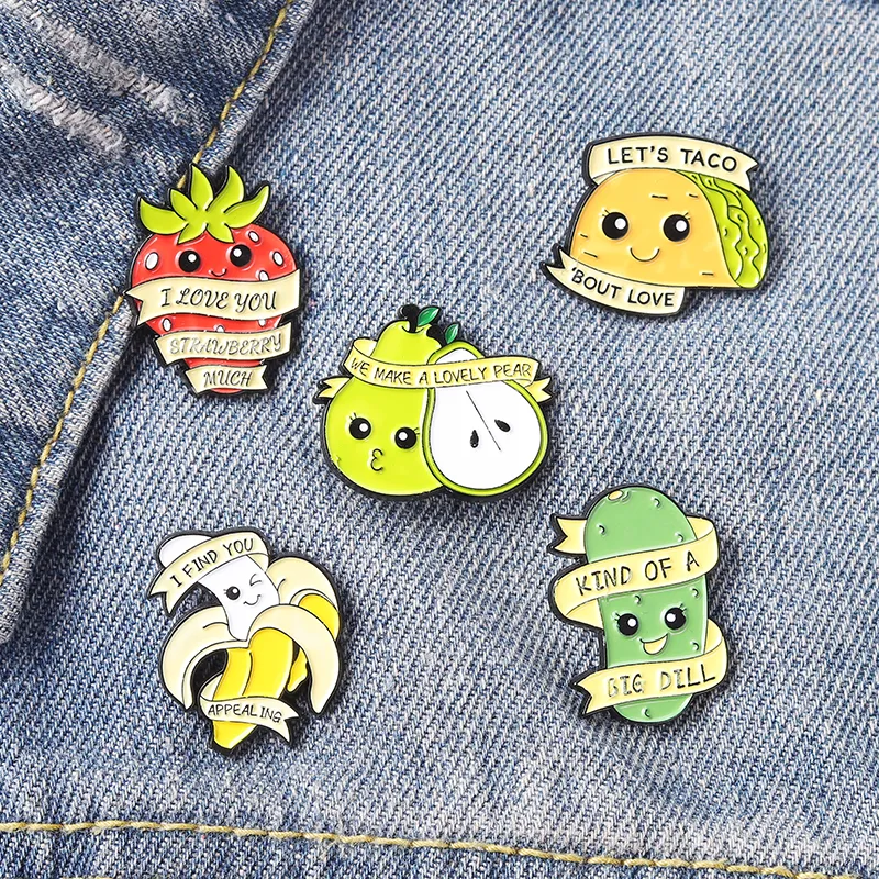 Homonymisk frukt banner emalj pins jordgubbe päron taco boo brooch lapel emblem väska tecknad smycken gåva för barn vänner