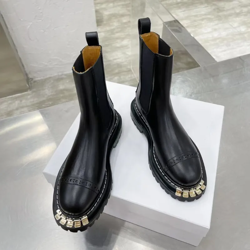 黒伸縮性分厚いプラットフォームバイカーアンクルブーツレザーマーティンブーツノッチソールヘビーデューティ高級デザイナーブランドの靴女性のための工場の靴